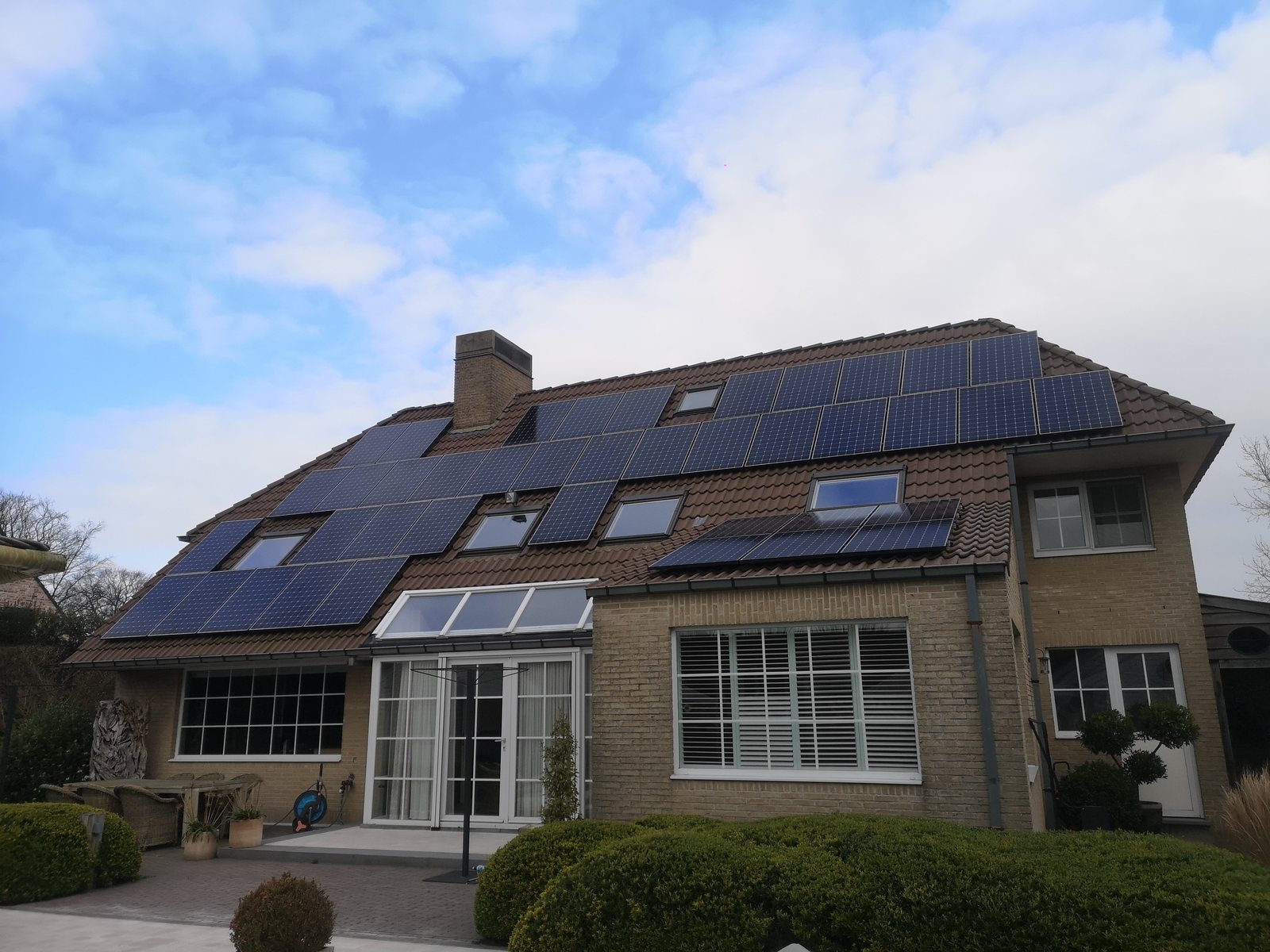 Woning met zonnepanelen op het dak