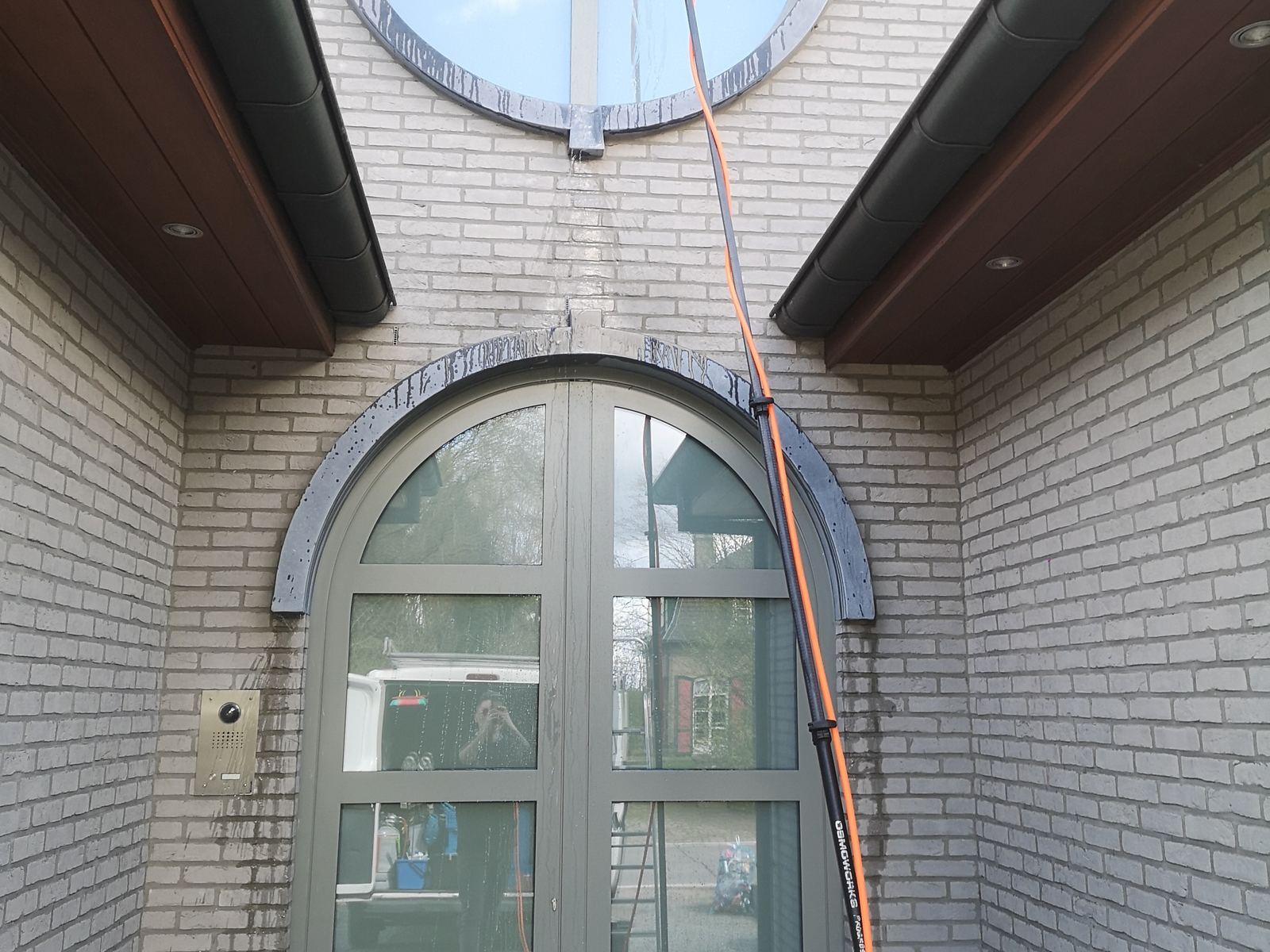 Rondboograam in een gevel met telescoopsteel