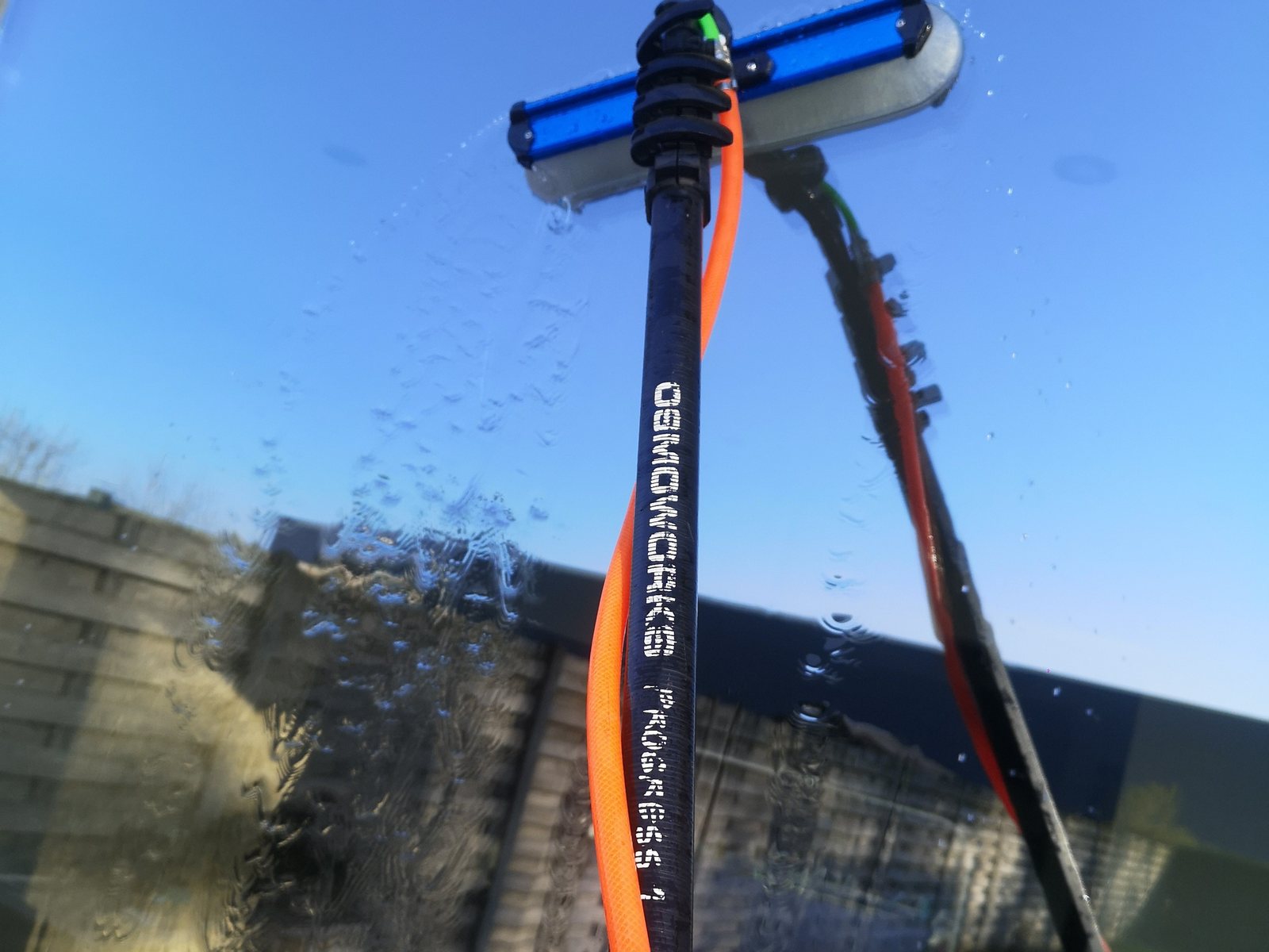 Telescoopsteel met borstel tegen een raam