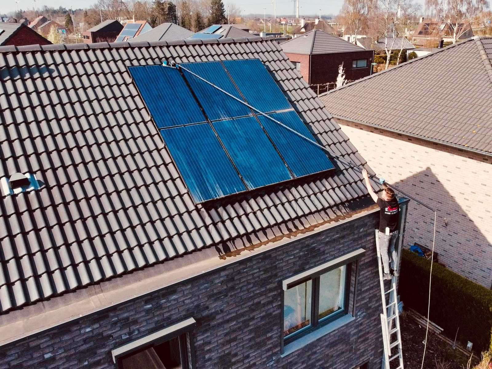 Ladder tegen een huis met zonnepanelen op het dak
