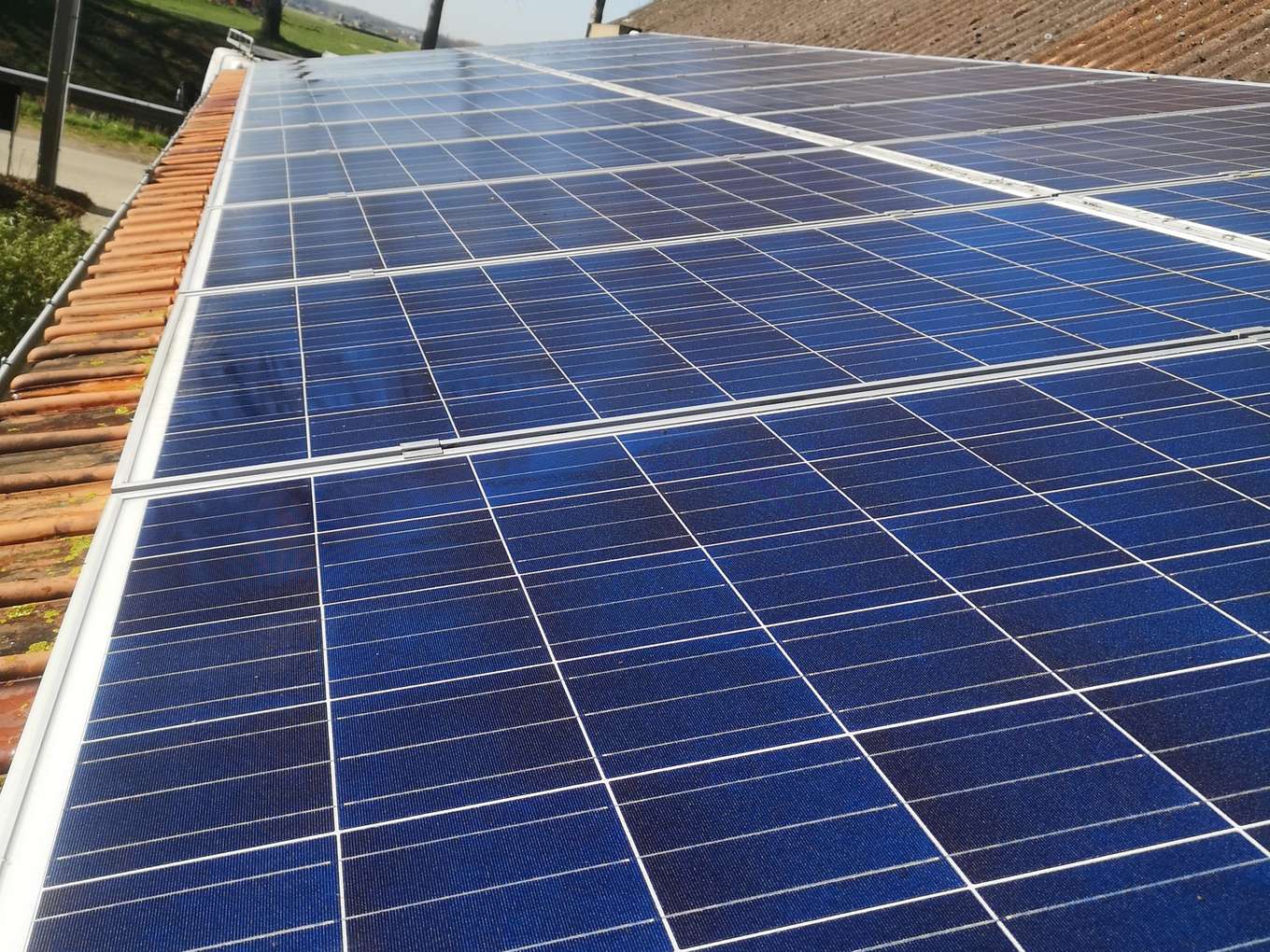 Rij zonnepanelen op een dak